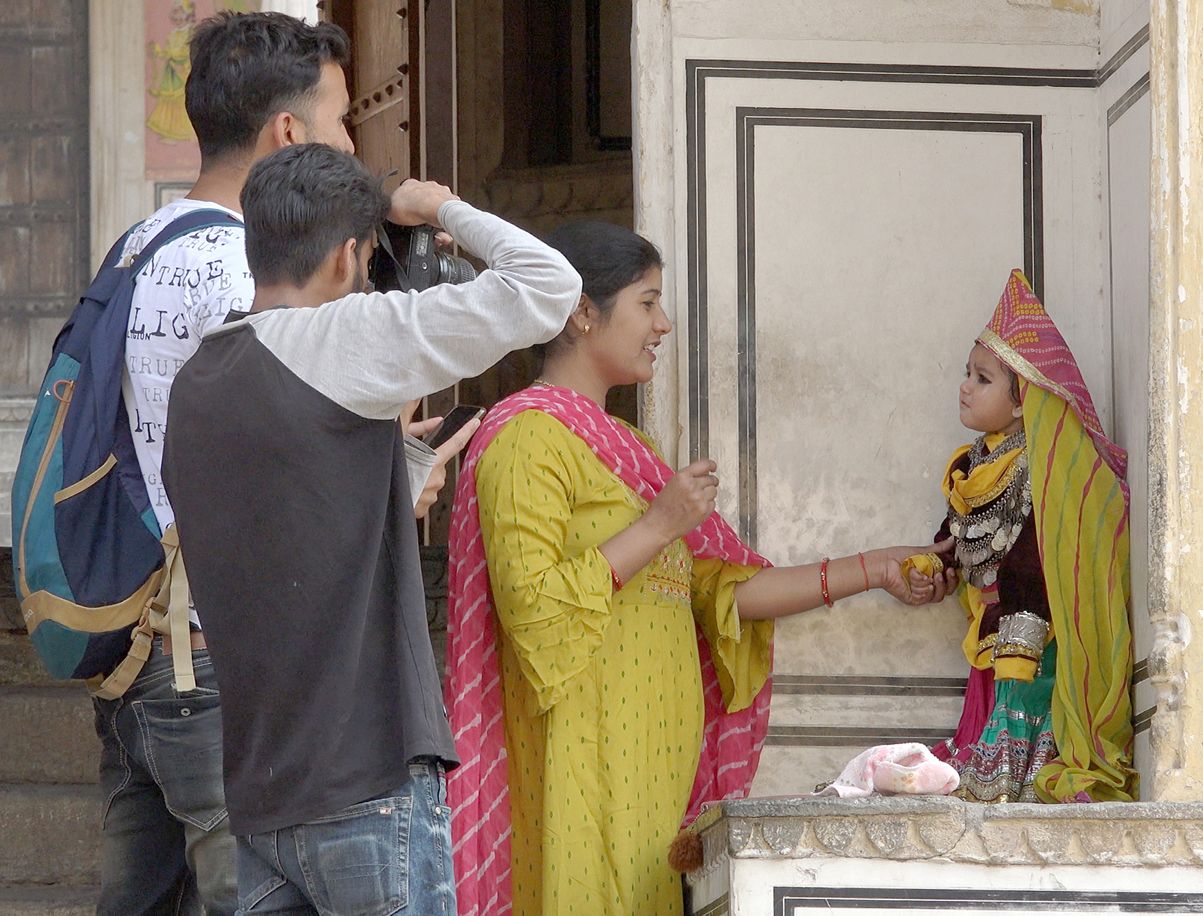 Christoph Radke, India, Jaipur, der kleine Sohn einer wohlhabenden Familie wird fotografiert, 2020